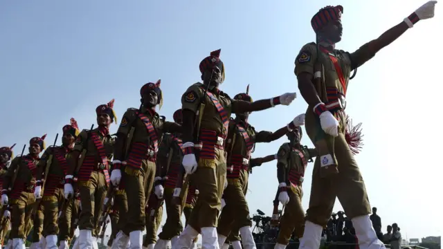 పెరేడ్ చేస్తున్న పోలీసులు