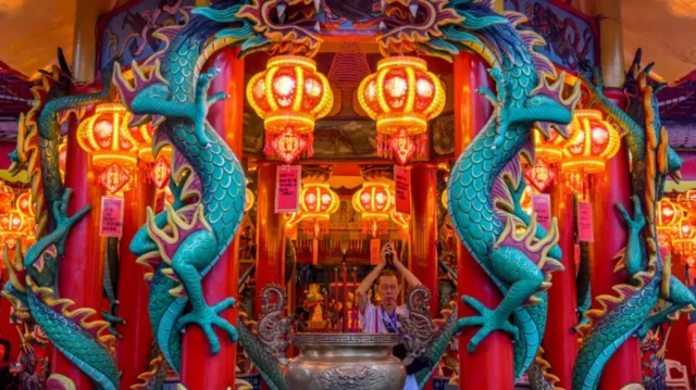 Foto of man wey dey pray for snake temple