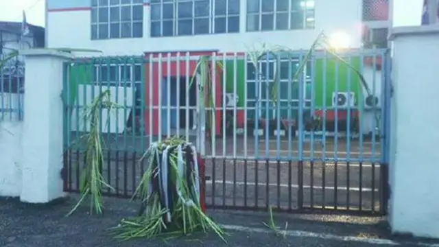 Ẹbọ kan niwaju ile