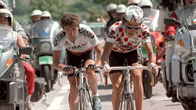 Lucho Herrera sube el mítico Alpe d´Huez en 1987 con la camiseta de rey de la montaña.