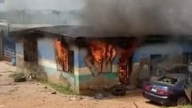 Agọ ọlọpaa ti wọn sọ ina si