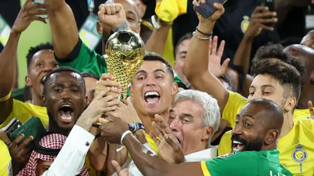 كريستيانو رونالدو يتوسط زملائه في نادي النصر - القمصان الصفر - يشارك في حمل كأس العرب للأندية الأبطال