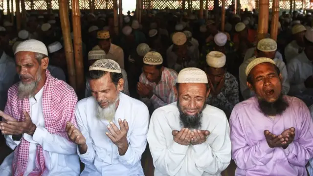 கோஸ் பஜாருக்கு அருகிலுள்ள ஜாம்டோலி அகதிகள் முகாமில் பக்ரீத் பண்டிகையின்போது தொழுகையில் ஈடுபட்ட ரோஹிஞ்சா அகதிகள்