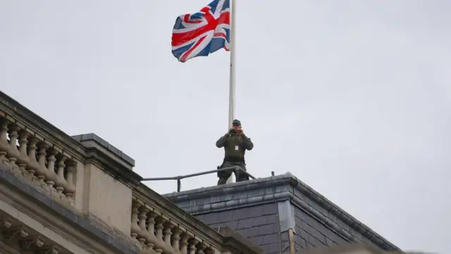 Damda dürbünlü bir güvenlik görevlisi 