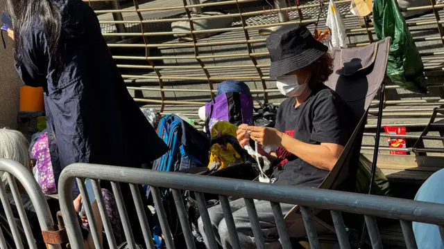 2026年2月6日，香港西九龙裁判法院外，有巿民彻夜排队。