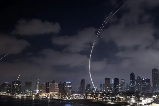 အစ္စရေးပိုင်နက်ထဲ ဝင်လာတဲ့ အီရန်ရဲ့ဒုံးကျည်တွေကို အစ္စရေးရဲ့ သံကွန်ခြာ ဒုံးကျည်စနစ်က ဇွန်လ ၁၅ ရက်မှာ ကြားဖြတ်ဟန့်တားတဲ့ မြင်ကွင်း 