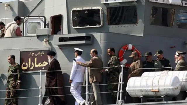 بازدید ۱۱ سال قبل آیت‌الله خامنه‌ای از ناوچه جماران