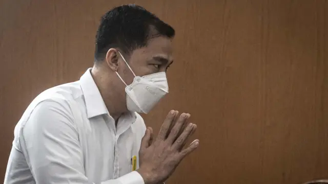  Arif Rachman Arifin masuk ke dalam ruang sidang untuk menjalani sidang putusan di Pengadilan Negeri Jakarta Selatan, Jakarta, Kamis (23/2/2023).