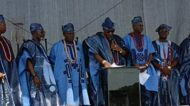 Àwọn ẹgbẹ́ kan wọ aṣọ oke aláwọ̀ búlúù 