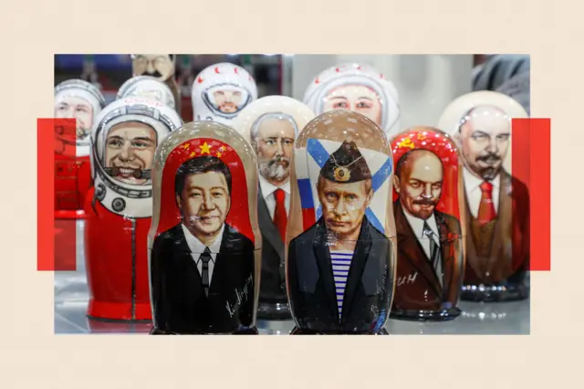 Muñecas matrioskas rusas con retratos del presidente chino Xi Jinping y del presidente ruso Vladimir Putin, a la venta en una tienda callejera de recuerdos.