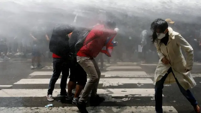 विरोध प्रदर्शनकारीमाथि फोहोरा