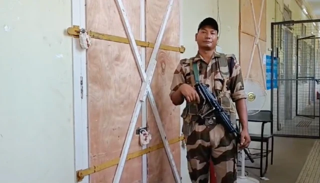 வாக்குப்பதிவு இயந்திரங்கள் வைக்கப்பட்டுள்ள 'ஸ்ட்ராங் ரூம்' எப்படி இருக்கும்? மூன்றடுக்குப் பாதுகாப்பில் யாரெல்லாம் இருப்பார்கள்?