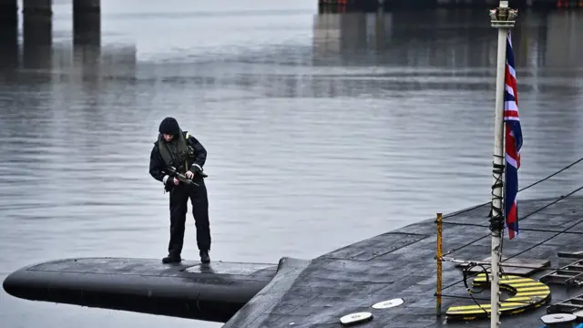 Часовой на британской субмарине "Виджилэнт"