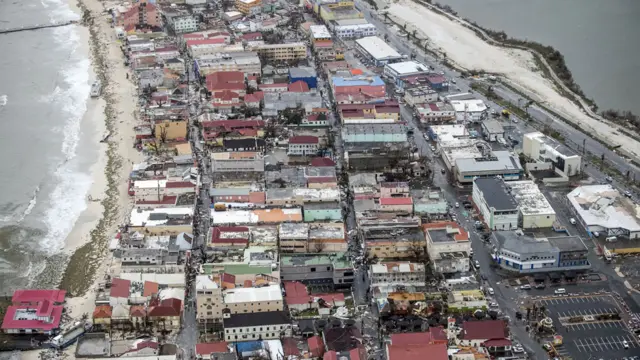Fotografía aérea tomada por el Departamento de Defensa de Holanda, 6 de septiembre de 2017, que muestra los daños causados por el huracán Irma en Philipsburg