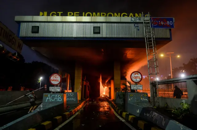 Pengunjuk rasa merusak Gerbang Tol Pejompongan saat aksi di Jakarta, Jumat (29/8/2025).