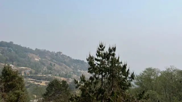 前景是一座小山，由于雾霾，后面什么也看不见