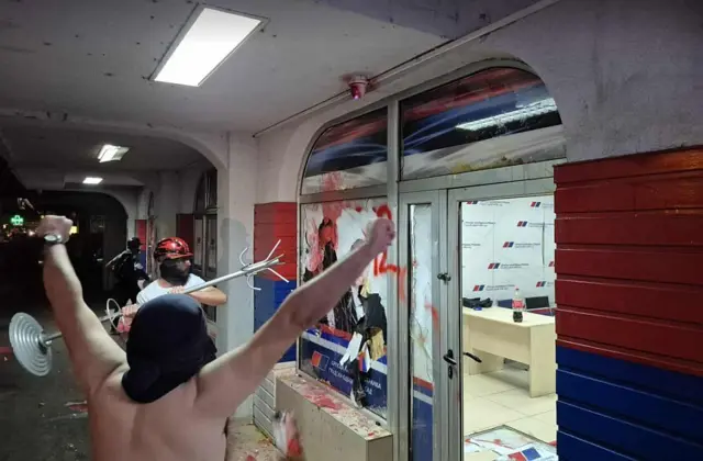 Два мушкарца испред разбијених просторија СНС-а у Новом Саду 