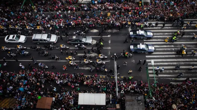 Multitud acompaña el cortejo fúnebre de Juan Gabriel.