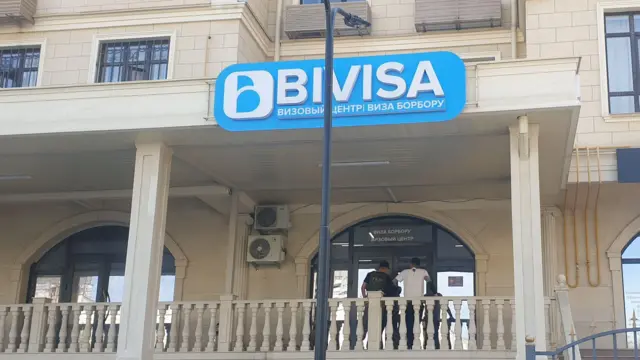 Кызматкерлер эшикти бекитип алып, келген кишилерди бирден кабыл алып жатыптыр