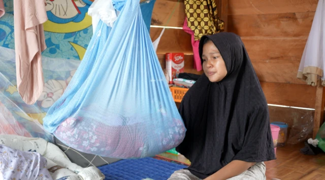 Nurul memandang bayi perempuannya yang lahir pada 29 April lalu.