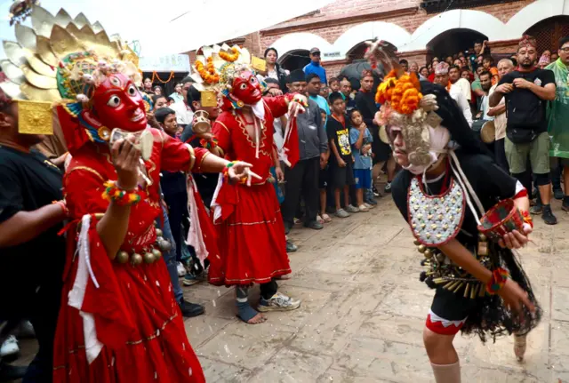 भक्तपुरको मध्यपुर थिमि लायकू दरबारमाऐतिहासिक लायकू भैल नाच प्रदर्शन गरिँदै