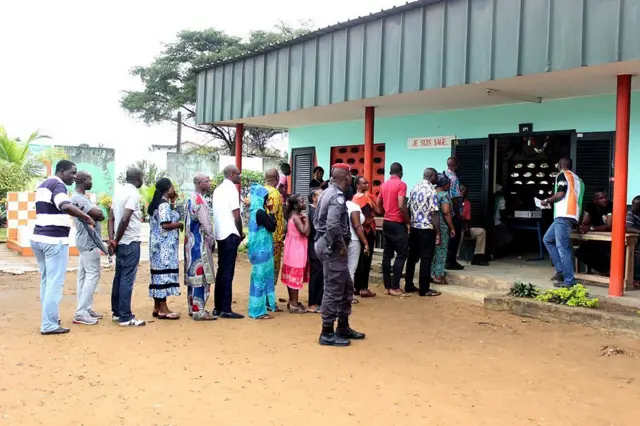 Une file d'électeurs dans un centre de vote d'Abidjan en Cote d'Ivoire (photo présidentielle 2020). 
