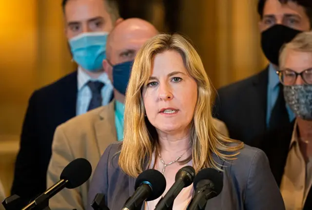 Melissa Hortman em foto de 13 de maio de 2021, quando falava sobre o Projeto de Lei 600, que legalizaria a cannabis e eliminaria condenações por delitos não violentos relacionados à cannabis. Hortman e seu marido, Mark Hortman, foram mortos em sua casa em Brooklyn Park, na madrugada de sábado, 14 de junho de 2025.