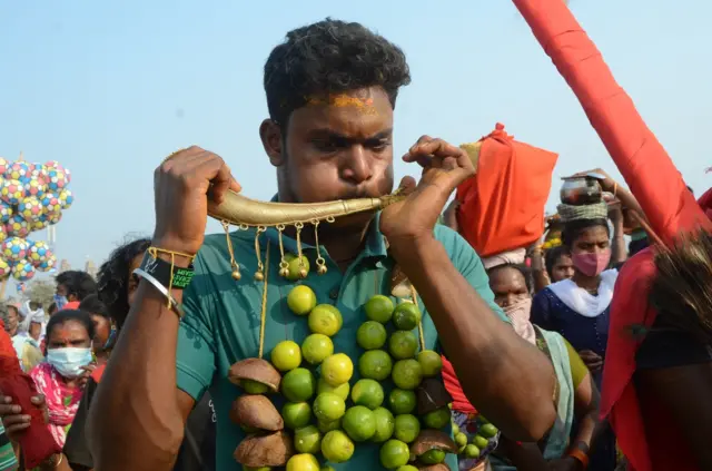 మేడారం జాతరలో ఛత్తీస్‌గఢ్‌కు చెందిన ఆదివాసీ-కొమ్ము బూరతో