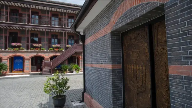 上海一座古老的砖砌建筑上，大卫之星证明了这座城市非凡的犹太历史。(Credit: Wolfgang Kaehler/Getty Images)