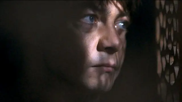 Cena do filme francês 'Misericórdia' mostra uma pessoa em um confessionário