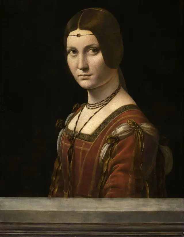 Mujer vestida de rojo oscuro 