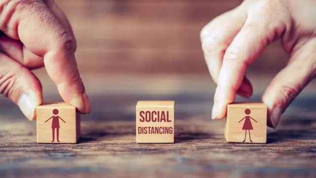 சமூக இடைவெளியும் கொரோனா வைரஸும் : 2 மீட்டர் இடைவெளிக்கு பின்னணியில் உள்ள அறிவியல் என்ன?