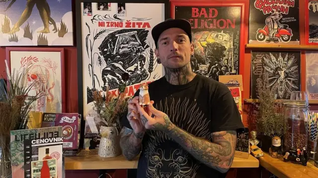 Бојан Шовљански је више од 20 година веган, а поред вођења кафића, организује концерте, трибине, дискусије и друге догађаје