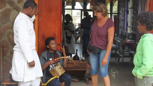 መስከረም መሰንቆ ለመጫወት ስትሞክር