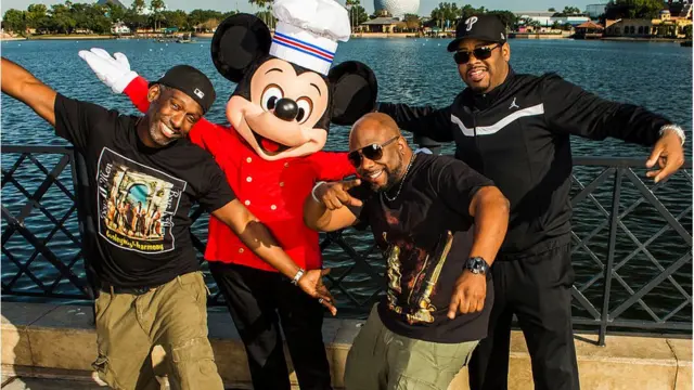 Grupo Boys II Men junto a Mickey Mouse en fotografía