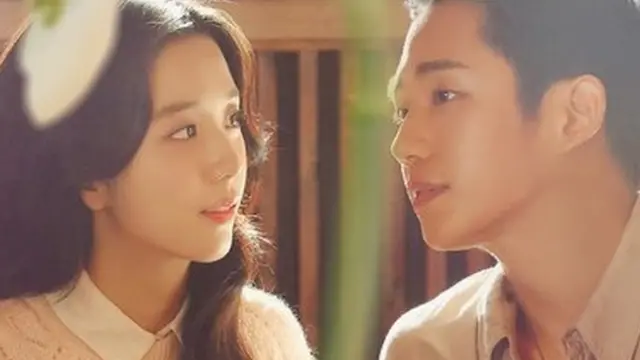 '설강화'는 1987년 서울을 배경으로 여자 기숙사에 피투성이로 뛰어든 명문대생 임수호(정해인 분)와 위기 속에서 그를 감추고 치료해준 여대생 은영로(지수 분)의 사랑 이야기를 담고 있다