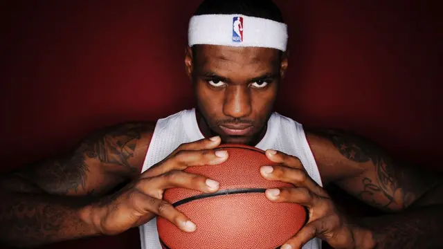 لیبران جیمز باکسٹ بال کی تاریخ میں تیسرے ایسے کھلاڑئ ہیں جنہیں 30 ملئین ڈالر سے زیادہ معاوزا ملتا ہے