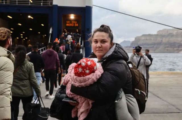 Santorini'den deprem fırtınası sonrası endişeyle binlerce kişi, deniz ve hava yoluyla ayrıldı