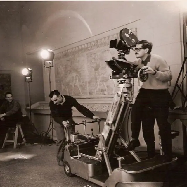 مصطفی فرزانه، پشت دوربین، سر صحنه فیلمبرداری مستند کوروش کبیر در موزه لوور پاریس. این تصویر از ویژه‌نامه‌ای است که وب‌سایت هاشور و انجمن صنفی کارگردانان مستند ایران به کوشش رضا حائری در مورد او منتشر کردند 