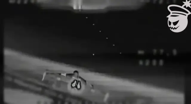 Чорно-біле зображення дрона шахед в польоті