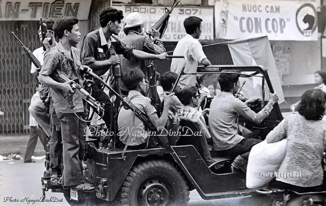 Khoảng 11 giờ ngày 30/4/1975, biệt động thành xuất hiện đồng loạt, quần áo như người dân Sài gòn nhưng trang bị súng AK và B40, P64