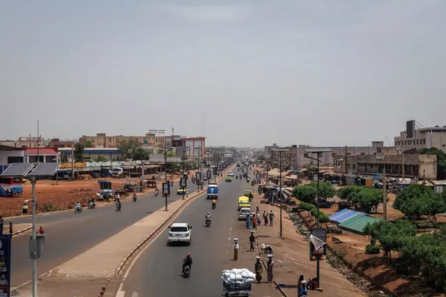 Vue générale de la circulation sur une route principale de Bamako le 26 avril 2026. 