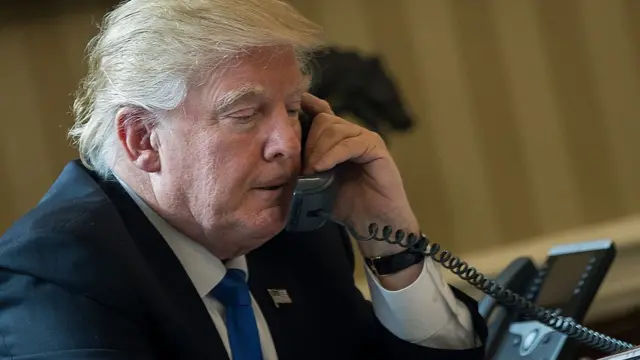 Trump ao telefone