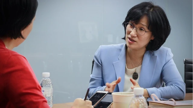 원민경 변호사는 여성 피해자 법률 지원활동을 하고 있다. 제일 힘든 것으로는 '수사기관과 정책집행자들이 피해자들의 피해에 공감하려 하지 않는 점'으로 꼽았다