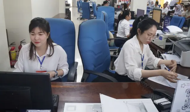 Chính quyền Việt Nam đang xây dựng các phương án để giữ chân cán bộ có năng lực