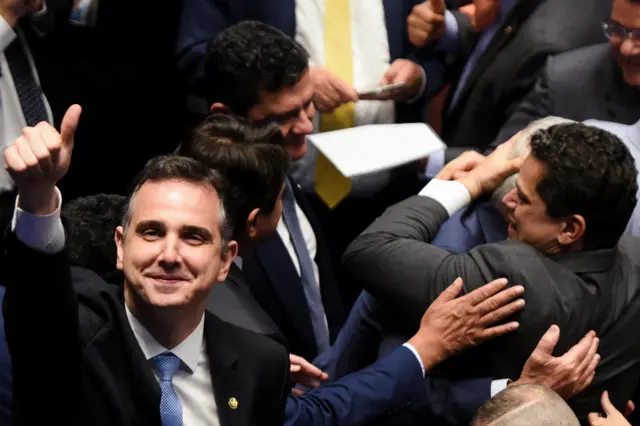 Rodrigo Pacheco acena para as câmeras após ser reeleito presidente do Senado