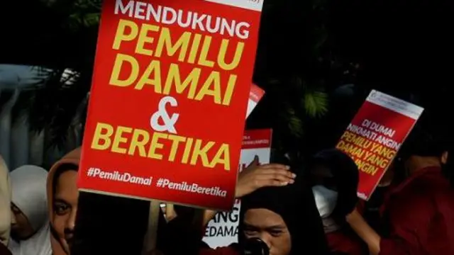 Mahasiswa yang tergabung dalam Aliansi Mahasiswa Peduli Pemilu Damai (AMP2D) menggelar aksi di depan Gedung KPU, Jakarta, Kamis (21/12/2023). Dalam aksinya para mahasiswa menyerukan dukungan untuk pemilu damai dan beretika.