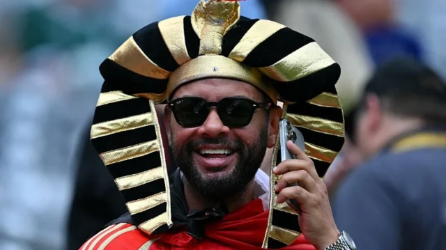 Wani mutum sanye da tabarau yana waya