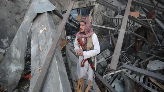 কাবুলে একটি কথিত পাকিস্তানি হামলার পরে এক তালেবান নিরাপত্তা কর্মী 