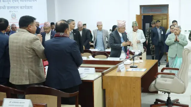 दलका नेताहरूलाई प्रधानमन्त्री कार्यालयमा स्वाथत गर्दै प्रधानमन्त्री सुशीला कार्की